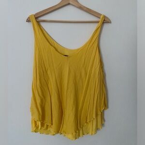 Cute yellow top. Size L.